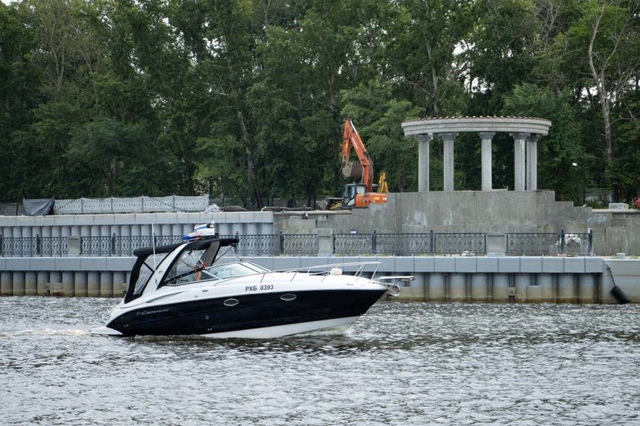 Врио губернатора Дмитрий Демешин осмотрел с воды ход работ на набережной в Хабаровске