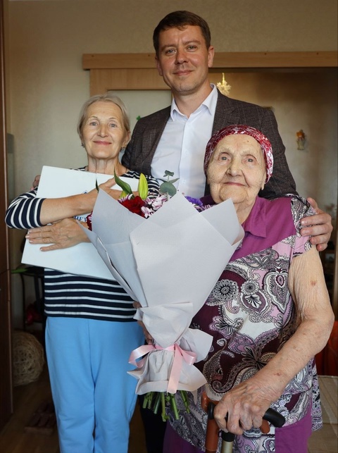 Сотрудники Хабаровских авиалиний сегодня поздравили с днем рождения ветерана авиации  Прасковью Ивановну Лелюх, десятки лет проработавшую в Николаевском авиаотряде, на базе которого позже была образована наша авиакомпания. Ей исполнилось 99 лет!